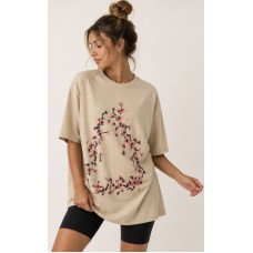 Γυναικείο Oversized Μπεζ T-Shirt με Floral Print και Βάτες στους Ώμους