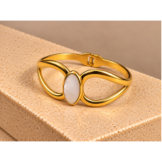 Golden Infinity – Χρυσή Χειροπέδα από Ανοξείδωτο Ατσάλι με Λευκή Οβάλ Πέτρα